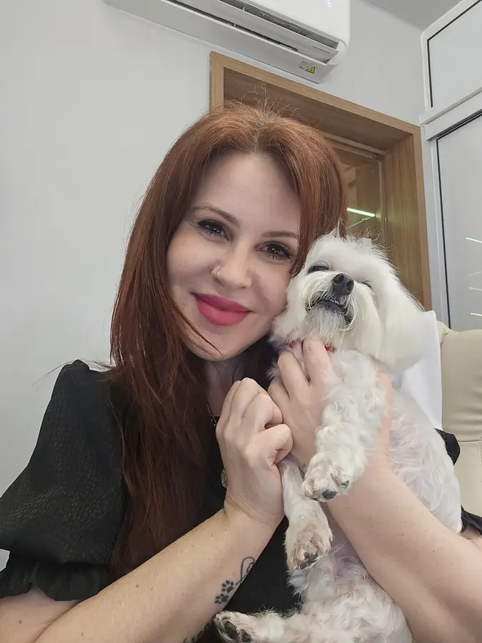 Dra. Clarice com paciente no consultório