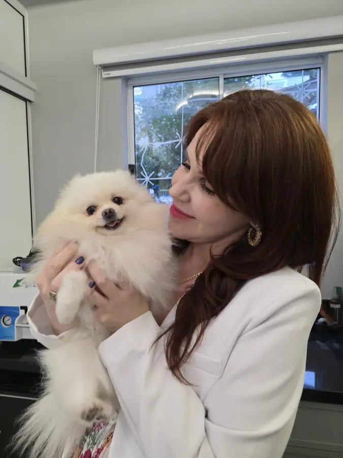 Dra. Clarice com um lulu da pomerânia no colo